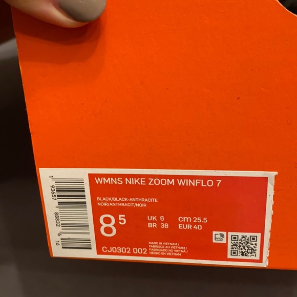 Brand new nikes - Picture 5 of 5